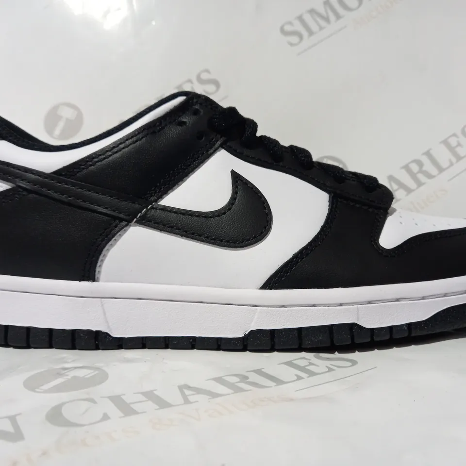 BOXED PAIR OF NIKE TRAINERS IN BLACK/WHITE UK SIZE 5