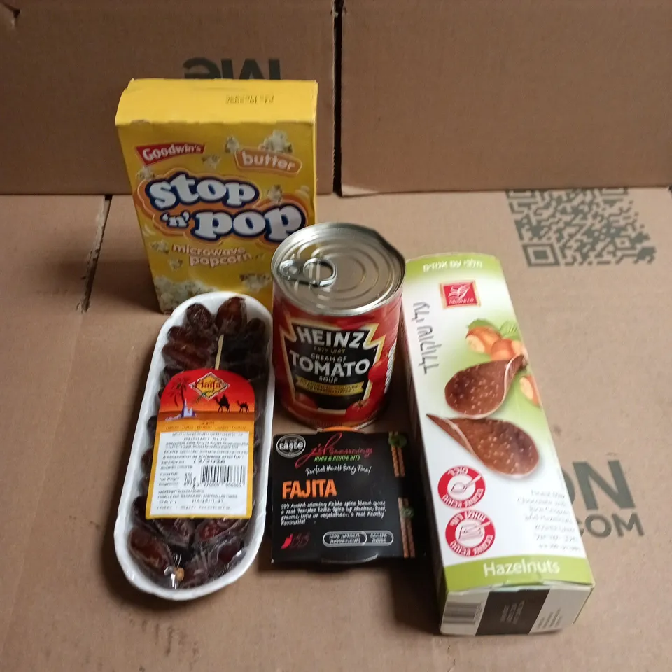 APPROXIMATELY 15 ASSORTED FOOD AND DRINK ITEMS TO INCLUDE - STOP N POP MICROWAVE POPCORN, HEINZ TOMATO SOUP AND DATES