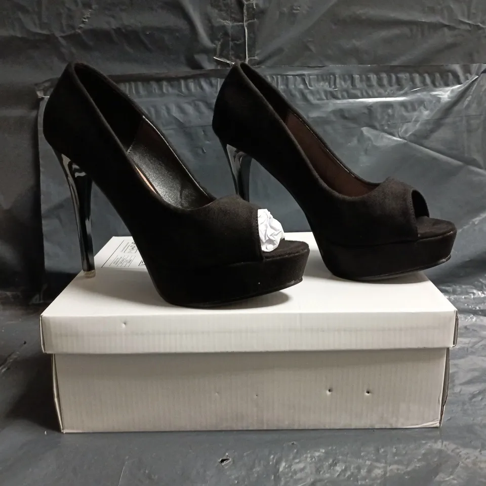 BOXED PAIR OF UNBRANDED PEEP TOE STILETTO HEEL SHOES IN BLACK SIZE EU 39