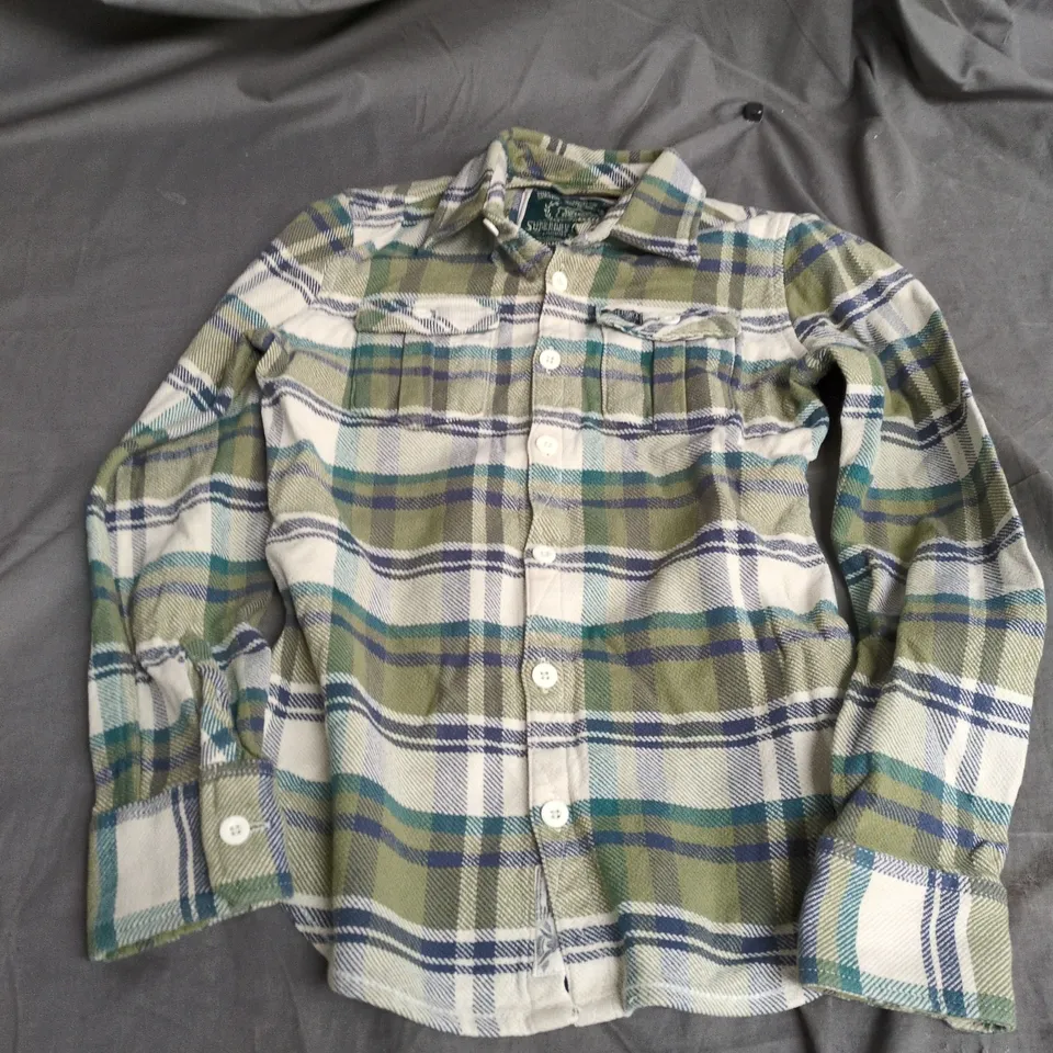 BOX OF APPROXIMATELY 20 ASSORTED CLOTHING ITEMS TO INCLUDE: SUPERDRY JACKET