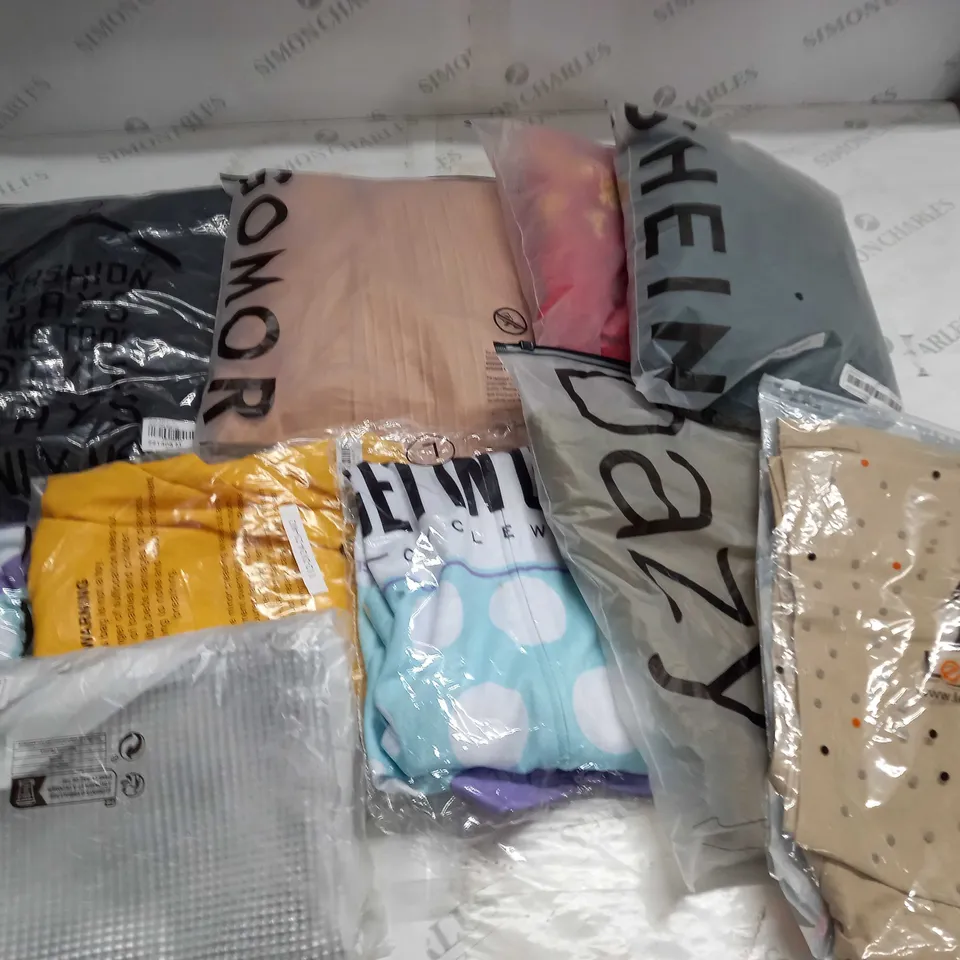 LARGE QUANTITY OF ASSORTED BAGGED CLOTHING ITEMS 