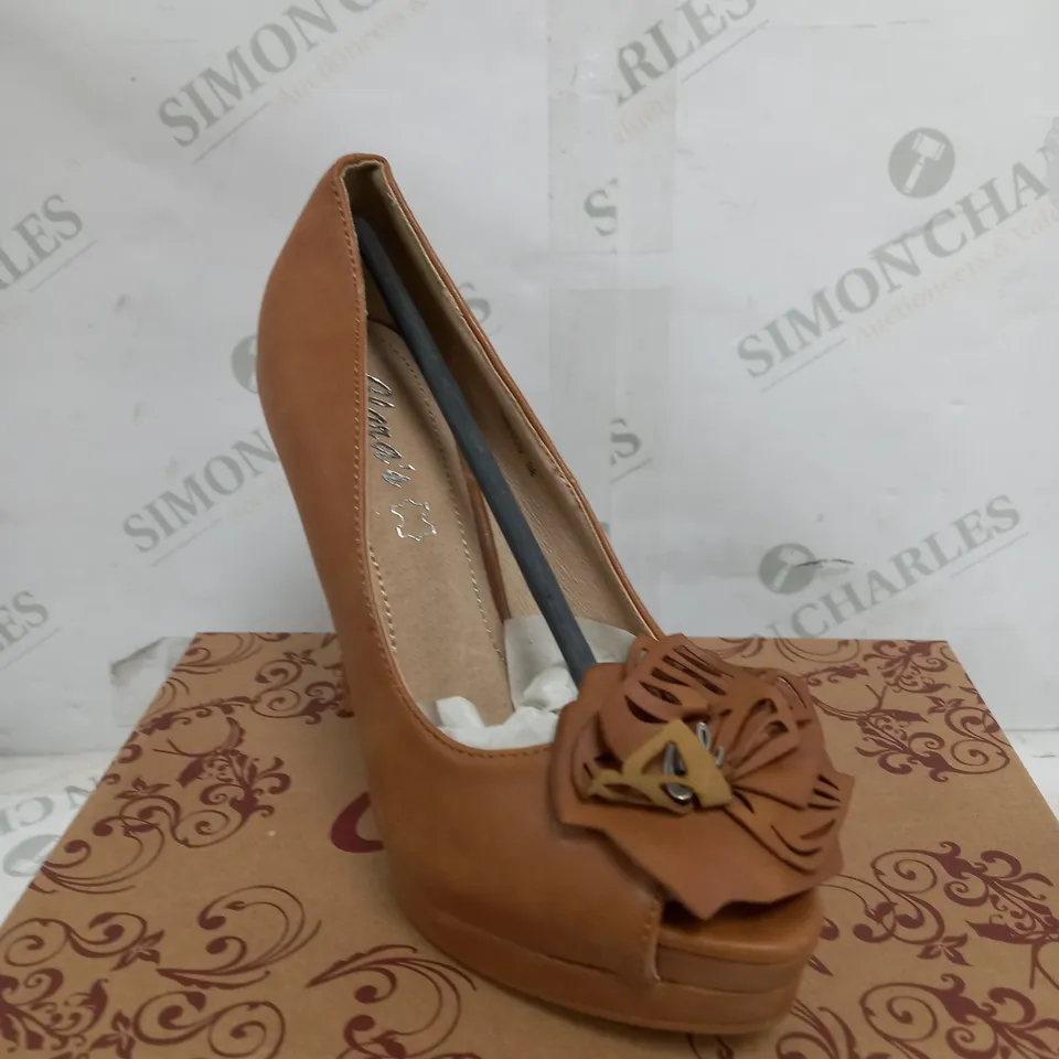 BOX OF 12 ASSORTED SHOES TO INCLUDE BROWN HEELS, BLACK HEELS ETC