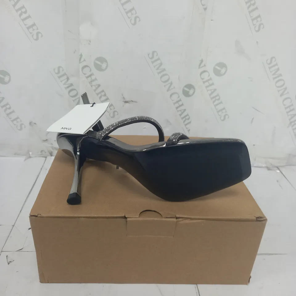 BOXED PAIR OF MNG SILVER SANDALS SIZE 4