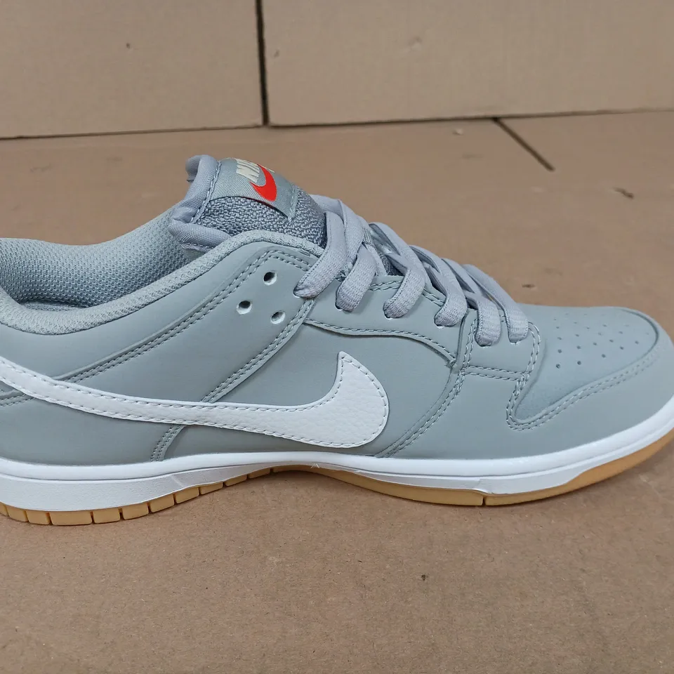 PAIR OF NIKE SB TRAINERS IN GREY - UK 7