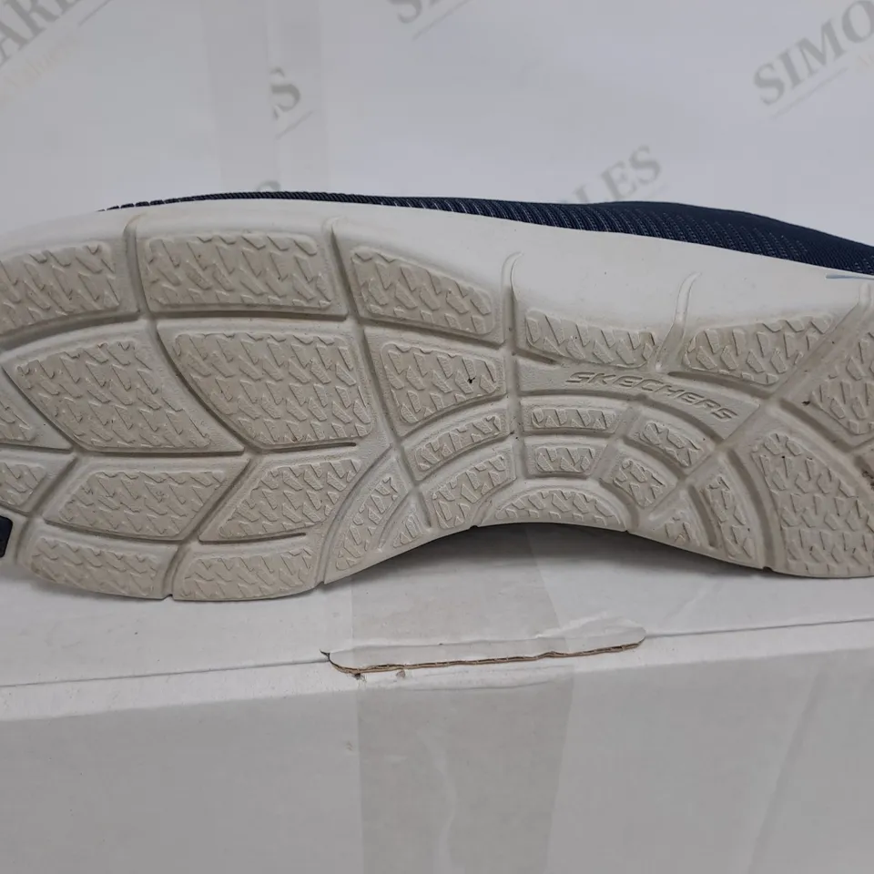 BOXED PAIR OF SKECHERS ARCH FIT TRAINERS IN NAVY SIZE 6.5
