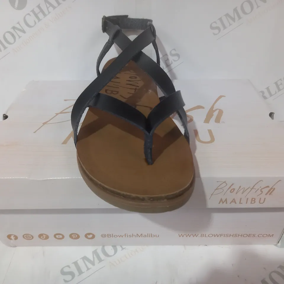 BOXED PAIR OF BLOWFISH MALIBU TOE POST STRAPPY FLAT SANDALS IN BLACK SIZE 7