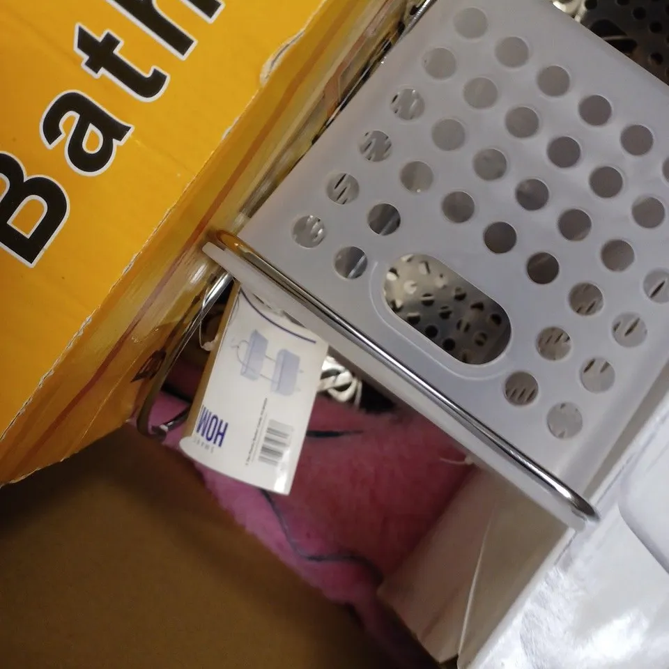LOT OF APPROX 6 ASSORTED HOUSEHOLD ITEMS TO INCLUDE BATHROOM GLASS SHELF, GLASS CASSEROLE SET, STORAGE BASKET, ETC