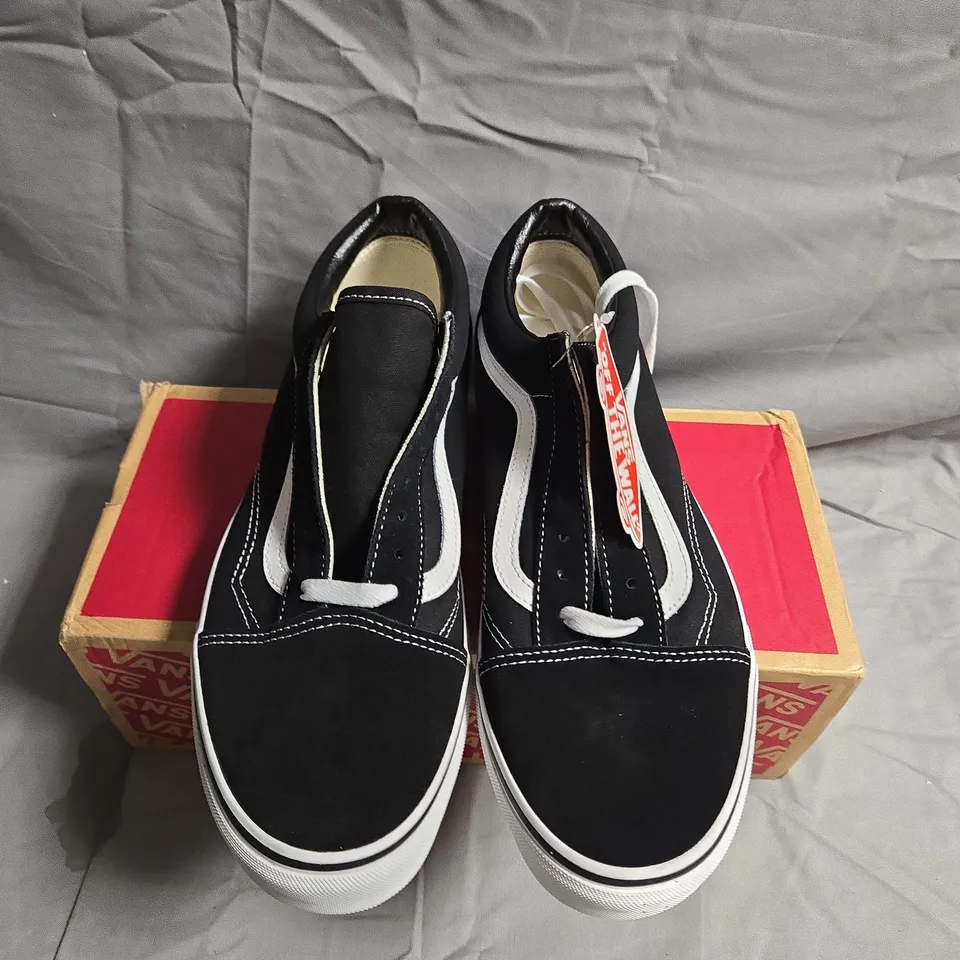 BOXED PAIR OF OLD SKOOL VANS - UK SIZE 9.5