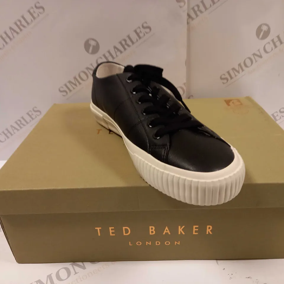 BOXED PAIR OF TED BAKER LEATHER COLOUR DRENCH VULCANISED TRAINERS IN BLACK/WHITE UK SIZE 6