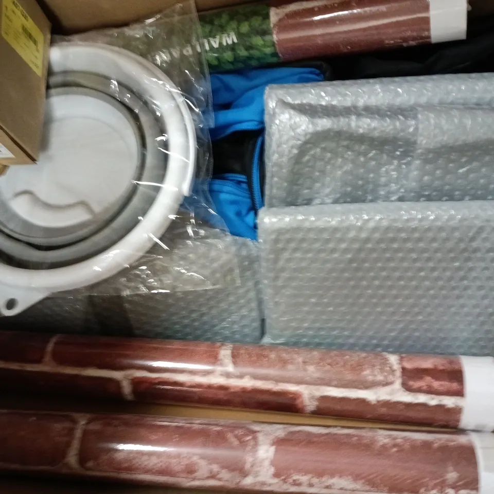 BOX OF APPROXIAMTELY 15 ASSORTED HOUSEHOLD ITEMS TO INCLUDE RADIATOR AIRER, ETC - COLLECTION ONLY