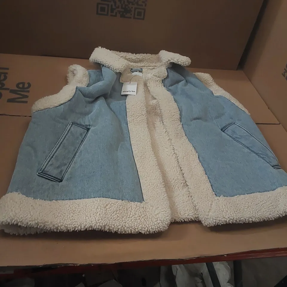 BOX CONTAINING APPROXIMATELY 6x BRAND NEW LIGHT WASH DENIM GILETS - SIZE