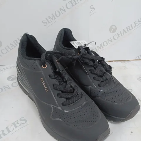BOXED PAIR OF SKECHERS TRAINERS IN WHITE UK SIZE 5.5