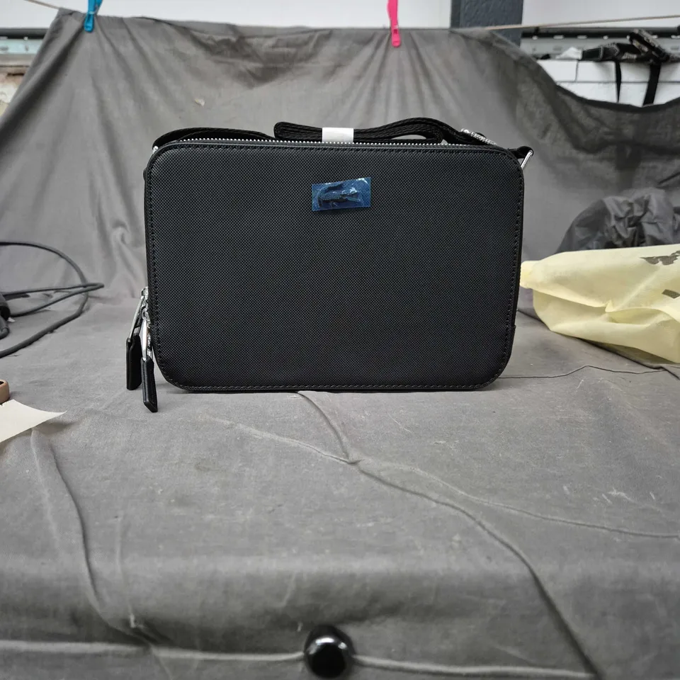 BLACK TEXTURED CROSSBODY BAG WITH ZIP CLOSURE 