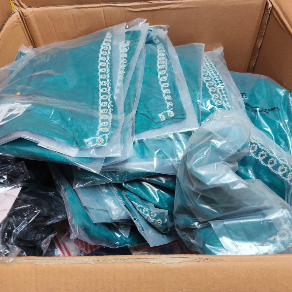 APPROXIMATELY 30 ASSORTED WOMENS CLOTHING ITEMS IN VARIOUS SIZES & STYLES