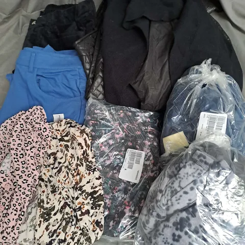 BOX OF APPROX 15 ASSORTED CLOTHING ITEMS TO INCLUDE - TROUSERS, LEGGINGS, JACKET ETC