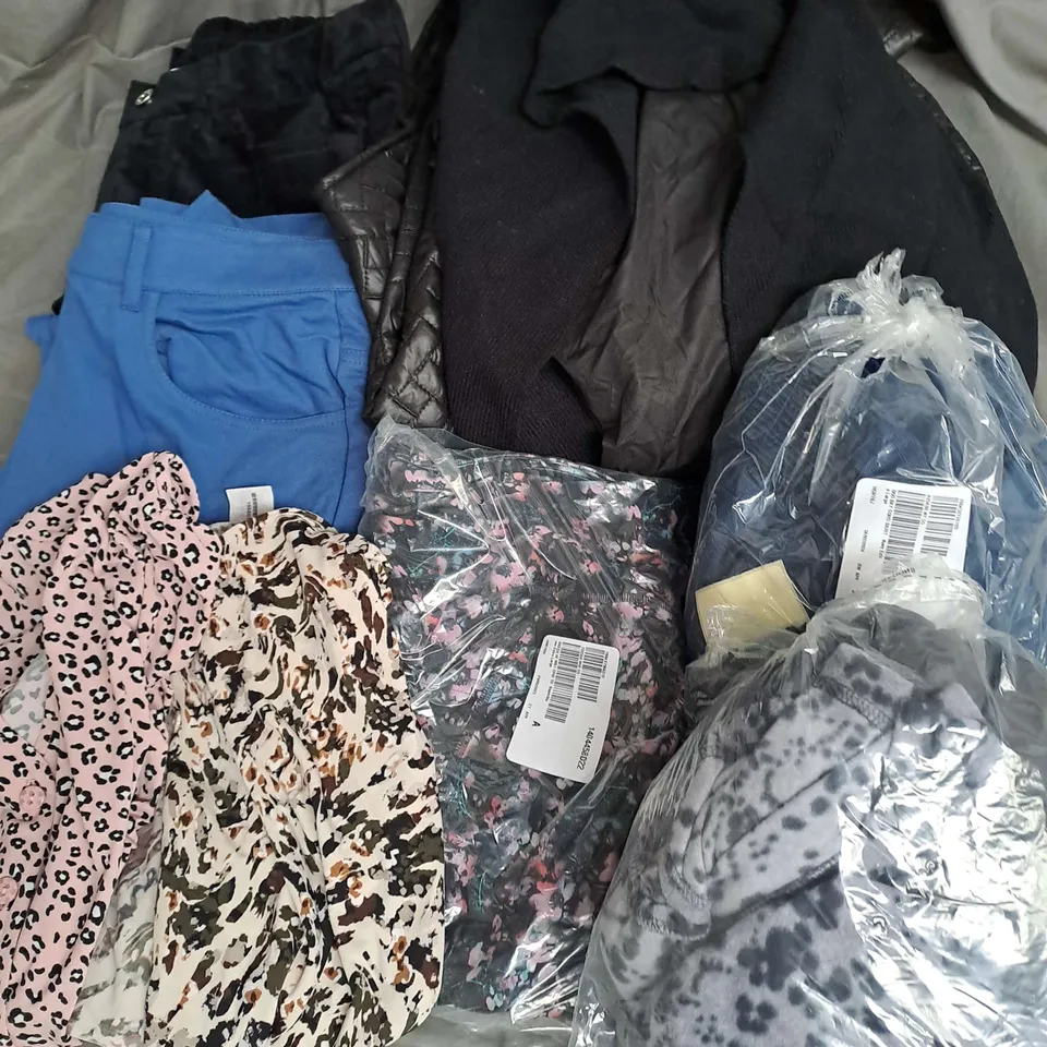 BOX OF APPROX 15 ASSORTED CLOTHING ITEMS TO INCLUDE - TROUSERS, LEGGINGS, JACKET ETC