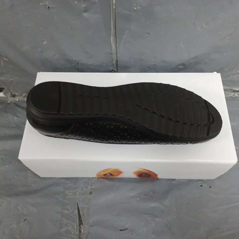 BOXED PAIR OF WOMENS HUSH PUPPIES LEAH BALLERINA SHOES IN BLACK SIZE 6