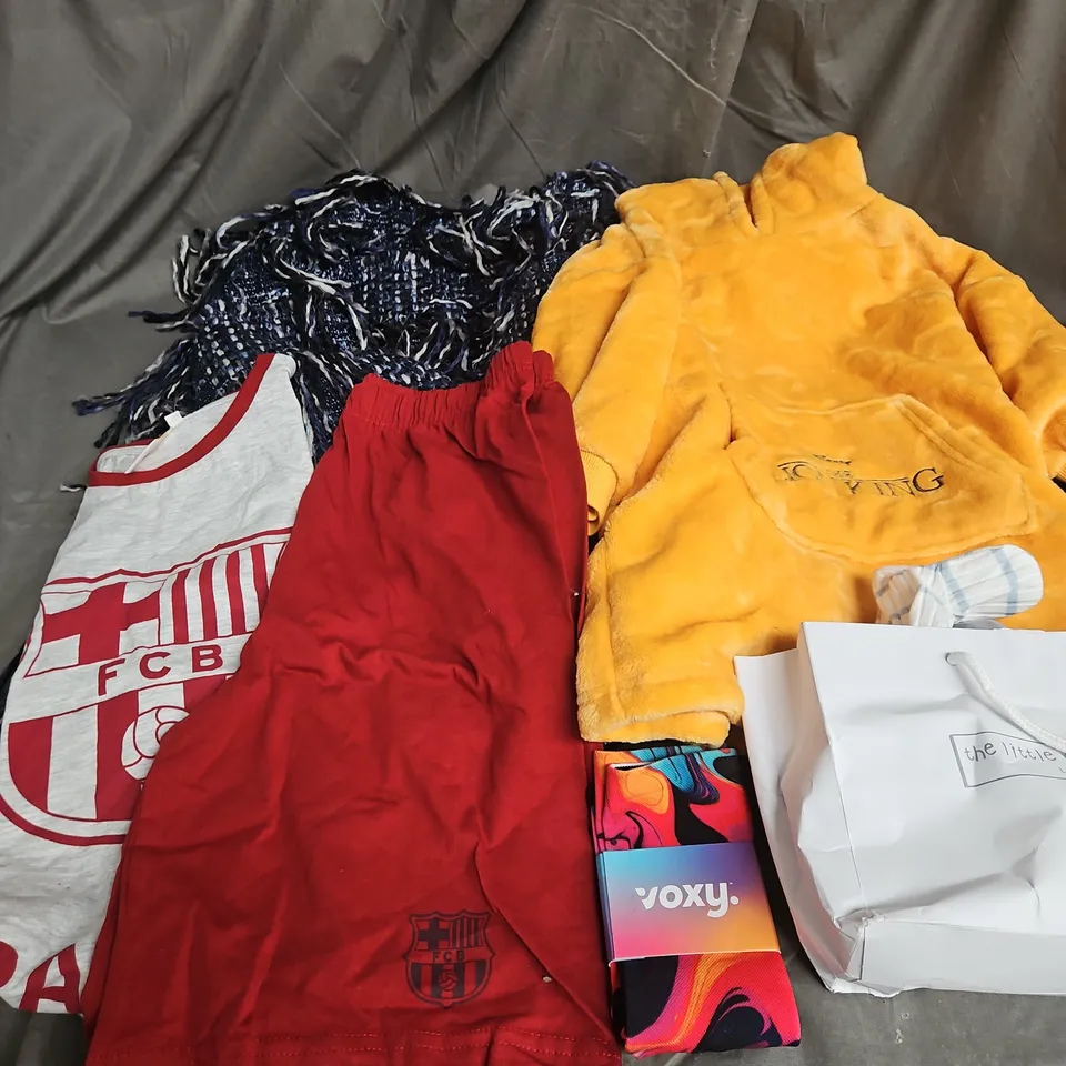 BOX OF APPROXIMATELY 10 ASSORTED CLOTHING ITEMS TO INCLUDE JACKET, PYJAMAS, SOCKS, ETC
