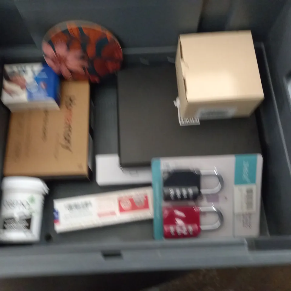 LOT OF ASSORTED HOUSEHOLD DITEMS TO INCLUDE PULSE OXIMETER, SILICONE EAR PLUGS AND STOKE CITY F.C. GIFT SET