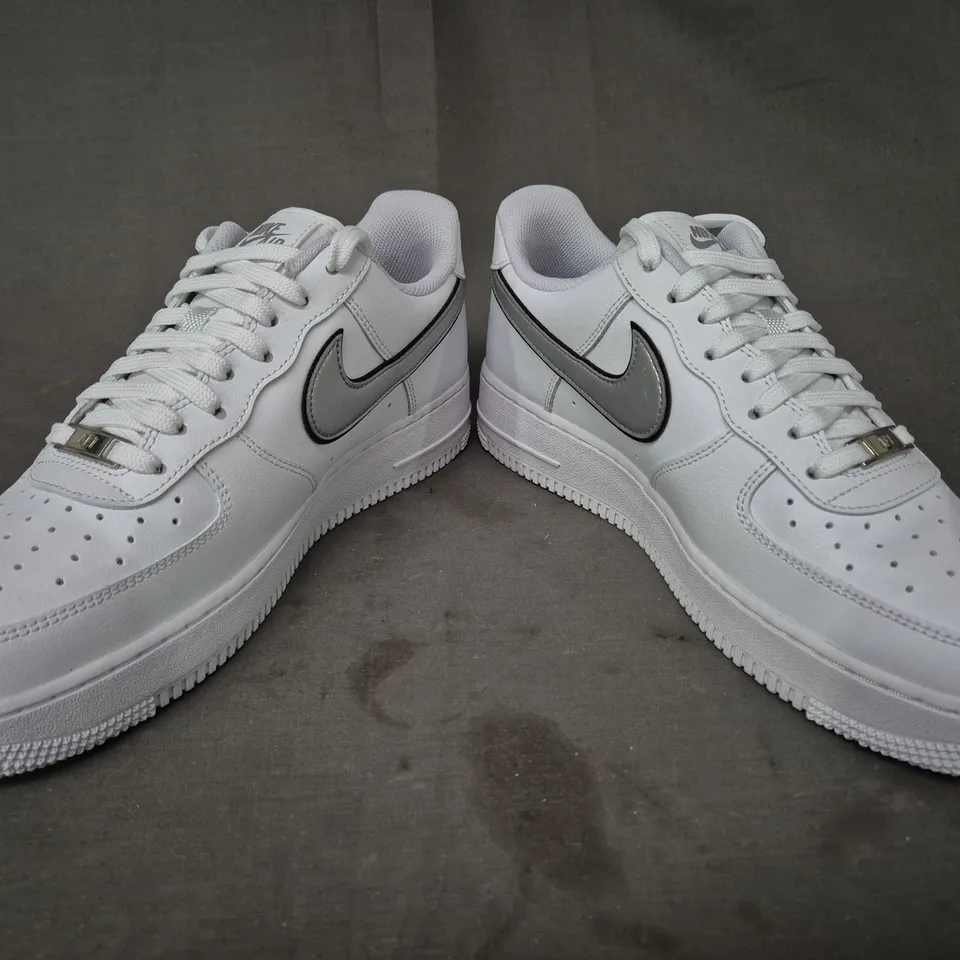 BOXED PAIR OF NIKE WOMEN'S AIR FORCE 1 '07 ESS SHOES IN WHITE/METALLIC SILVER UK SIZE 8.5