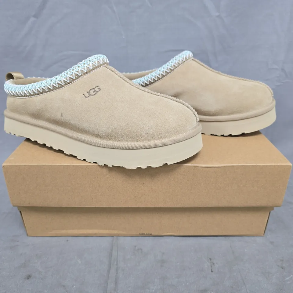BOXED PAIR OF UGG K TAZZ SHOES IN SAND SIZE UK 4