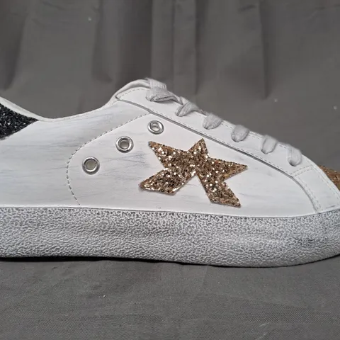 BOXED PAIR OF CHICMUSE SHOES IN WHITE W. GOLD AND BLACK GLITTER EFFECT EU SIZE 36