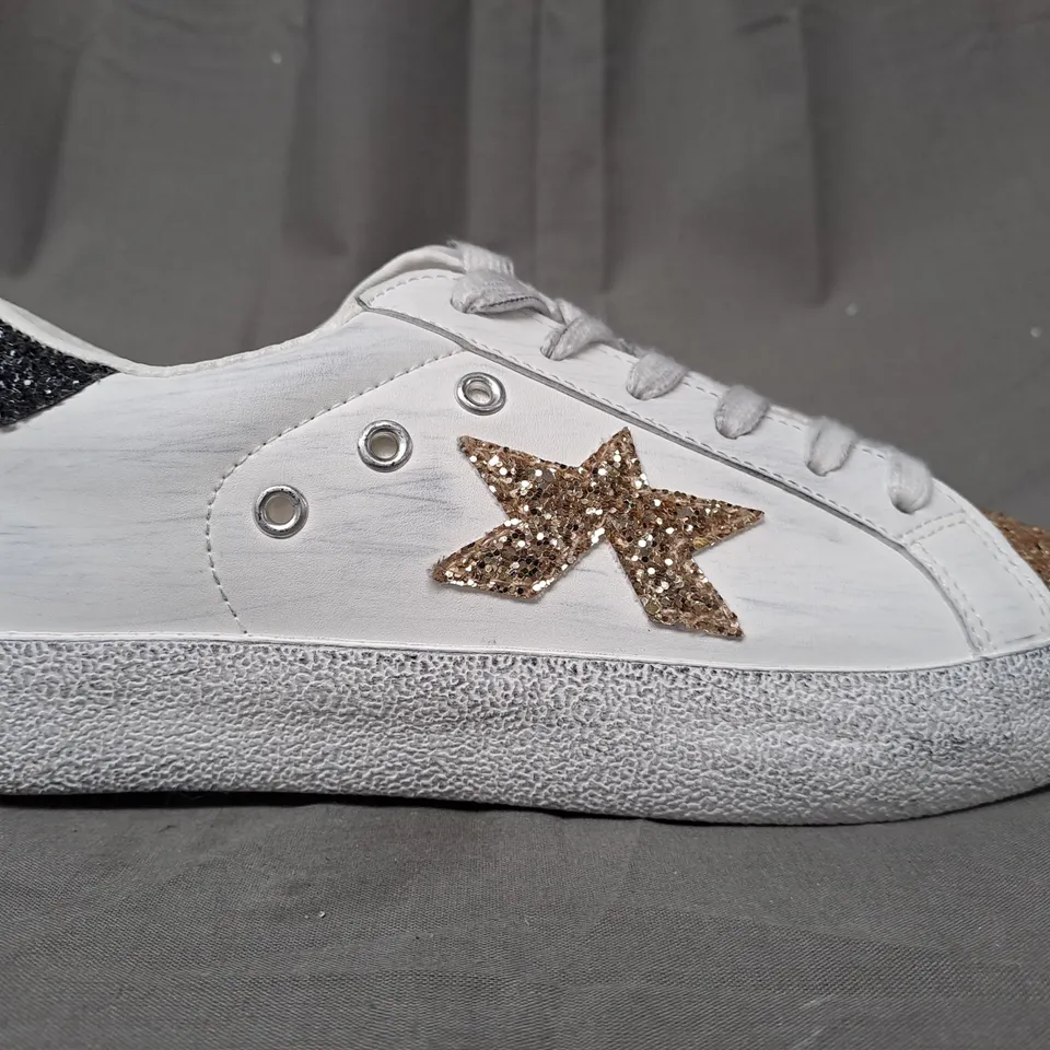 BOXED PAIR OF CHICMUSE SHOES IN WHITE W. GOLD AND BLACK GLITTER EFFECT EU SIZE 36