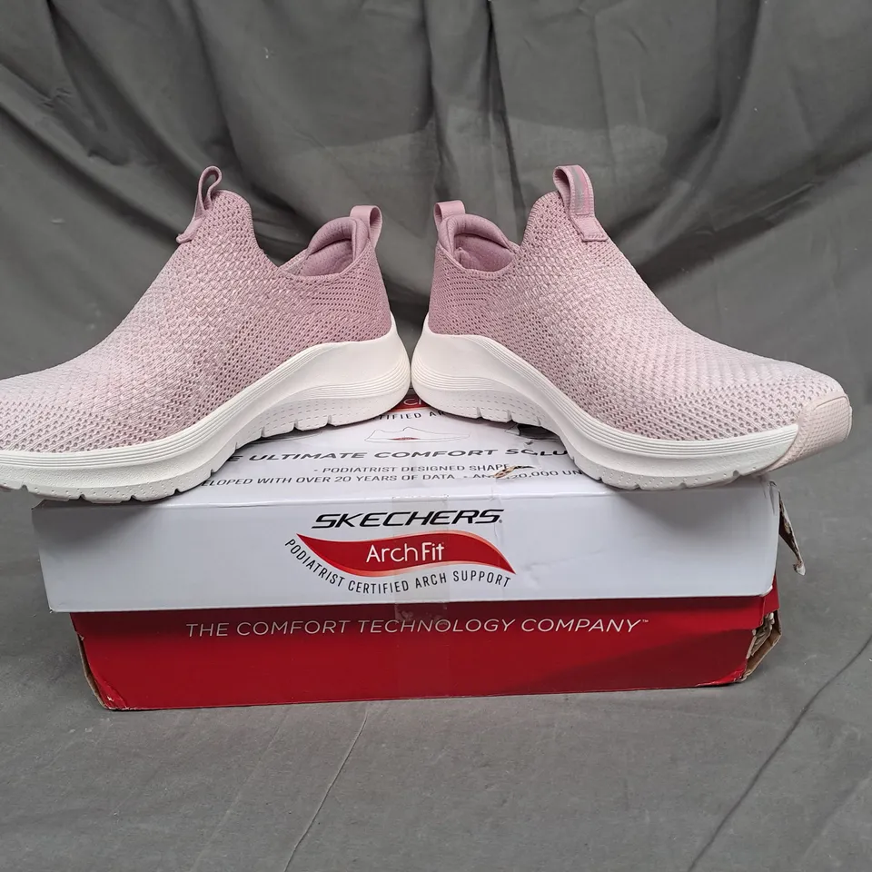 BOXED PAIR OF SKECHERS ARCH FIT WOMENS TRAINERS IN LIGHT PINK SIZE 5