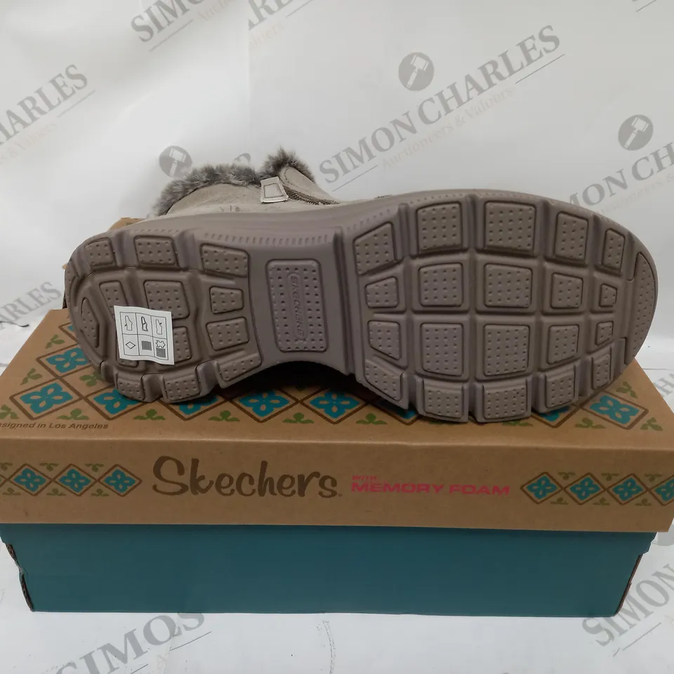 BOXED PAIR OF SKECHERS HIGH ZIP BOOTS MUSHROOM SIZE 8