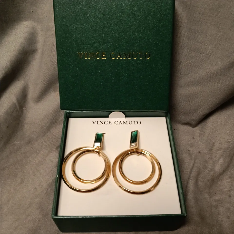 VINCE CAMUTO GOLD-TONE HOOP EARRINGS WITH GREEN ACCENT – BOXED
