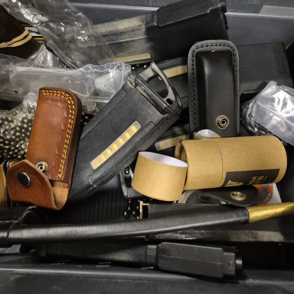 TOTE OF APPROXIMATELY 12 ASSORTED ITEMS TO INCLUDE - NITEHAWK 100 PC RIFLE TARGET SET , AIRSOFT AMMUNITION ETC - COLLECTION ONLY