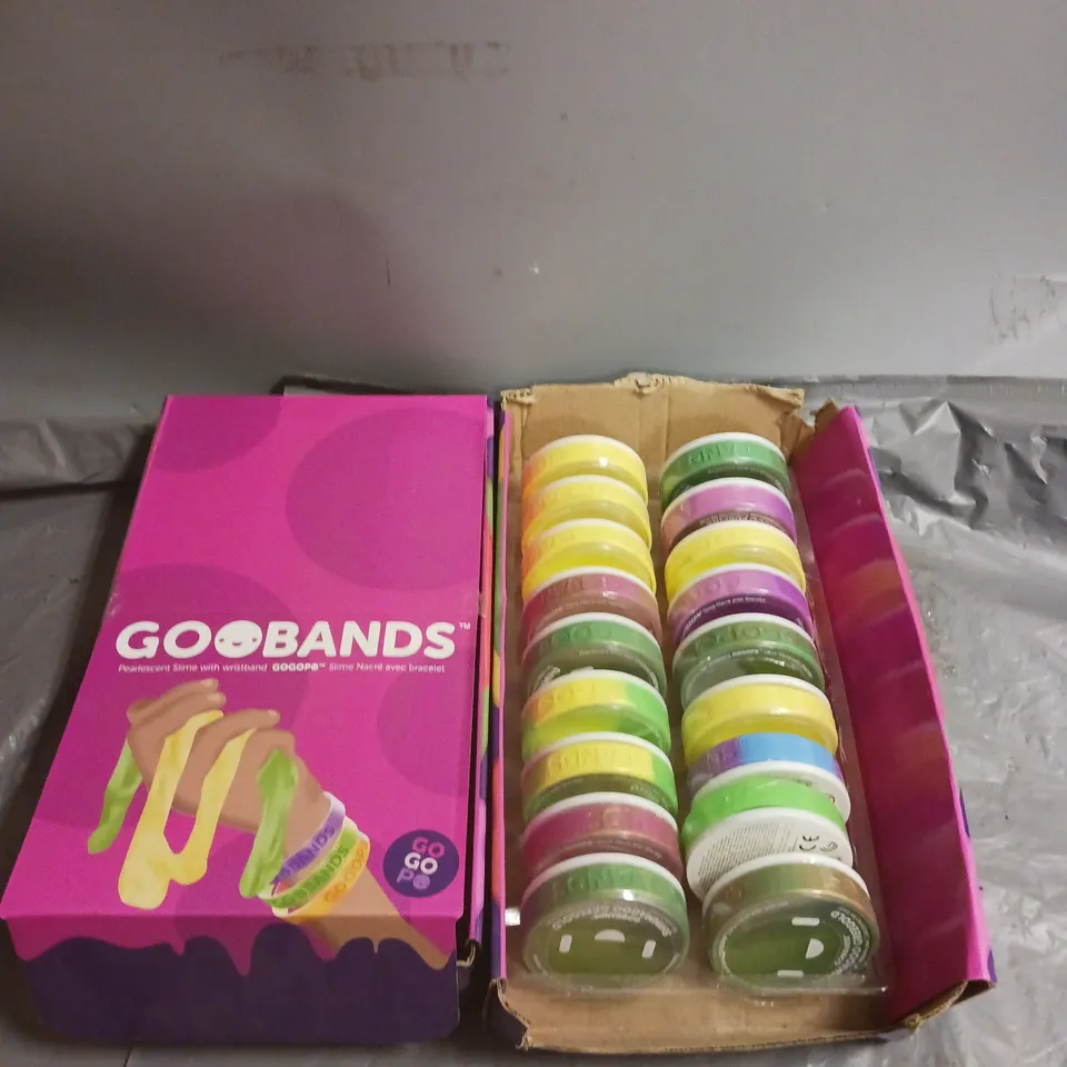 BOX OF APPROXIMATELY 100 GOOBANDS SLIME TOYS IN ASSORTED COLOURS - COLLECTION ONLY