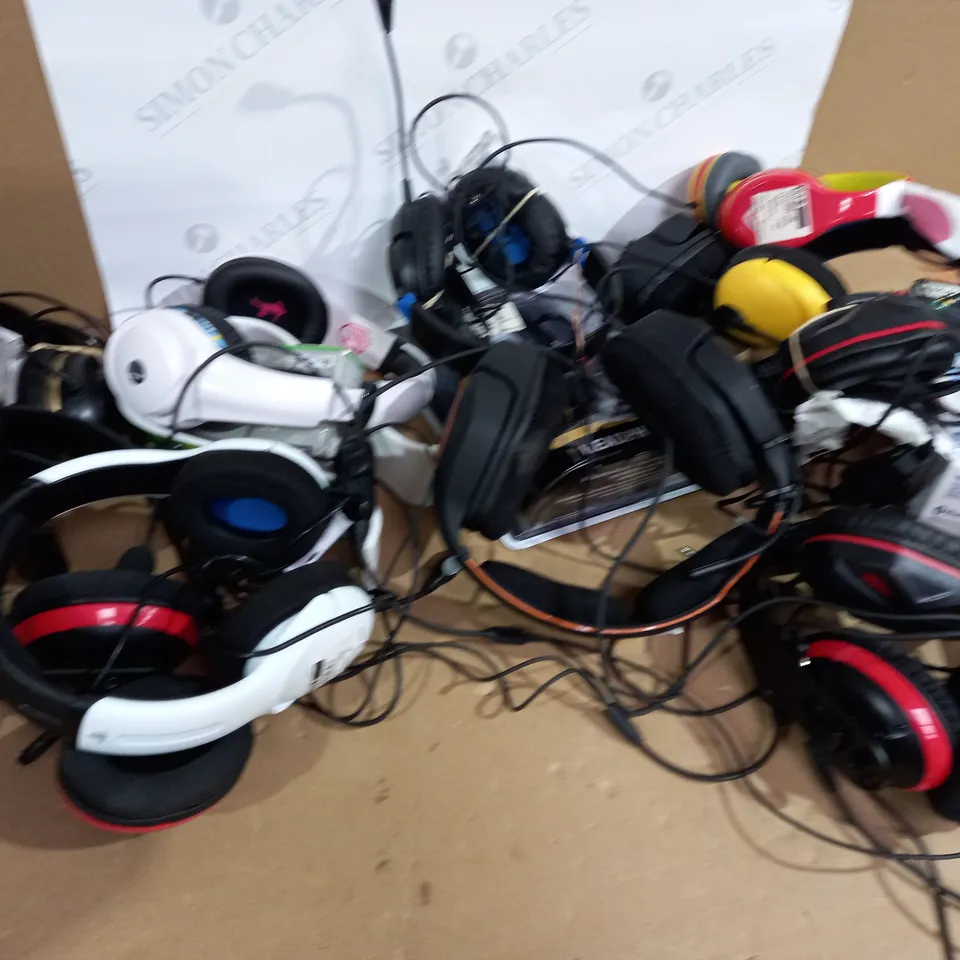 LOT OF APROX 15 HEADPHNES 