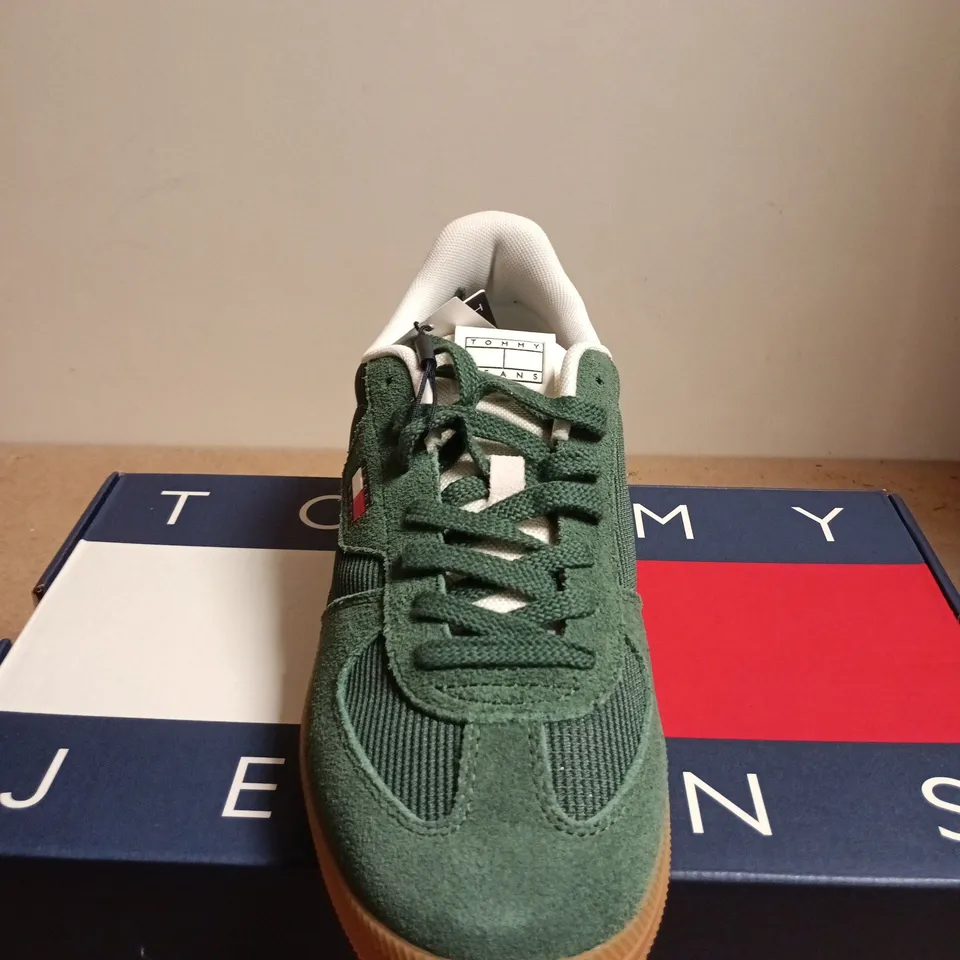 BOXED PAIR OF TOMMY JEANS GREEN SUEDE TRAINERS – UK SIZE 9.5