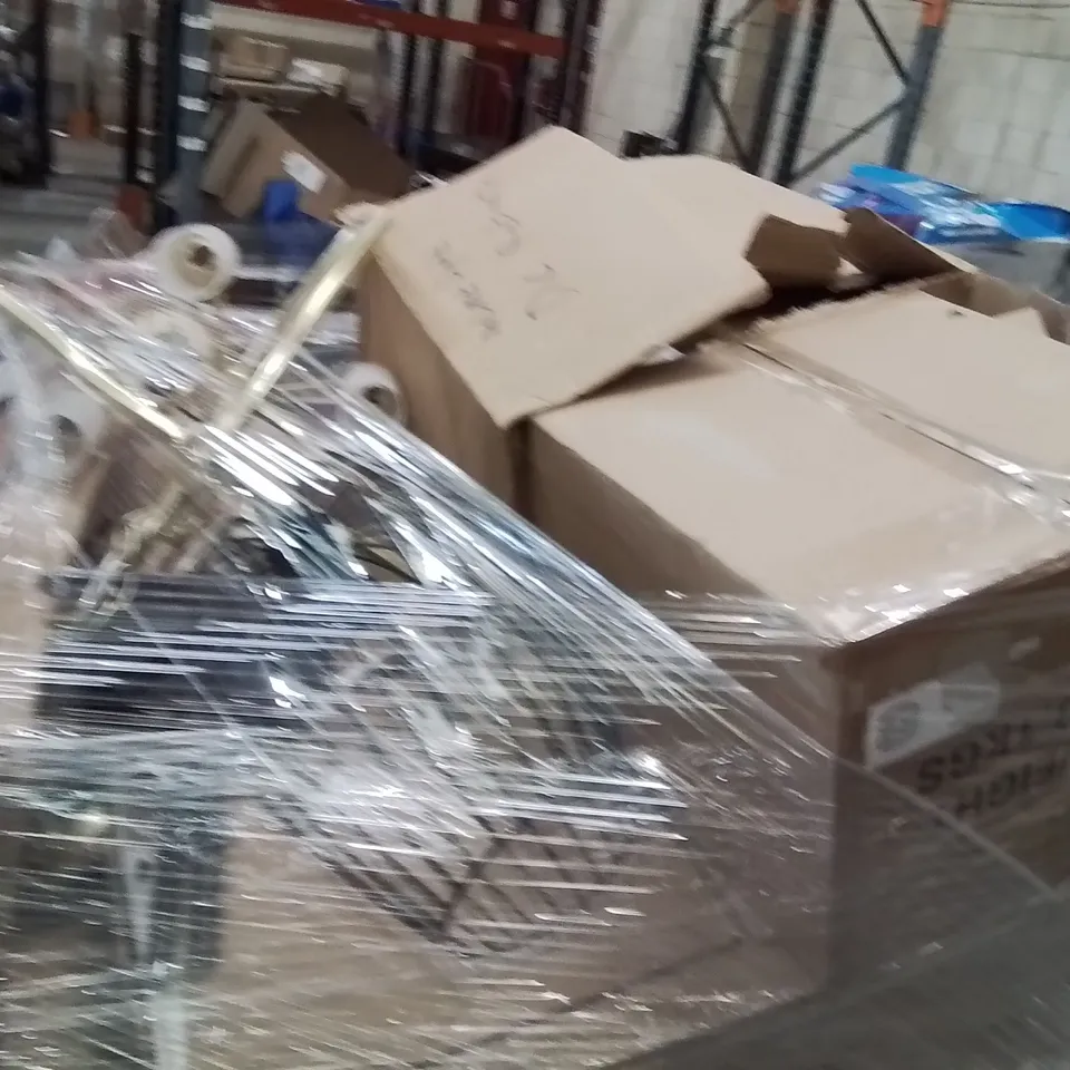 PALLET CONTAINING A LARGE QUANTITY OF ASSORTED LIGHTING PRODUCTS 