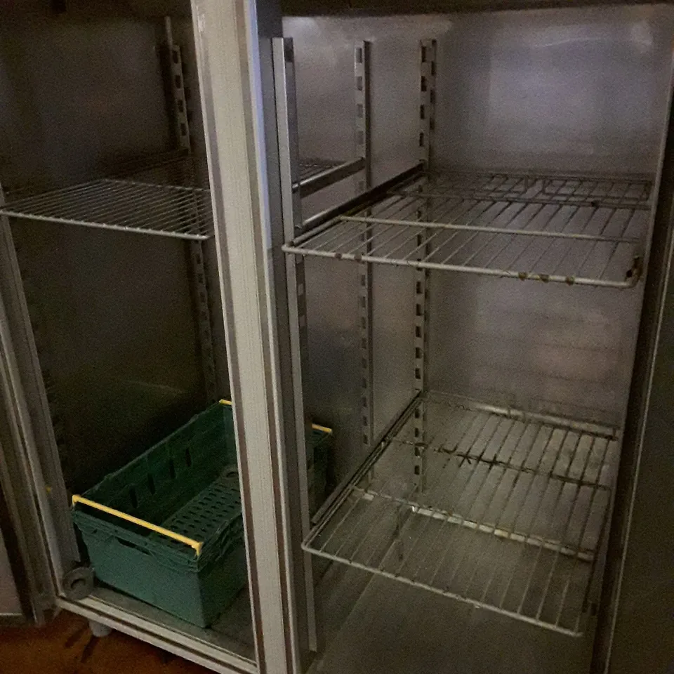 COMMERCIAL UPRIGHT REFRIGERATOR 