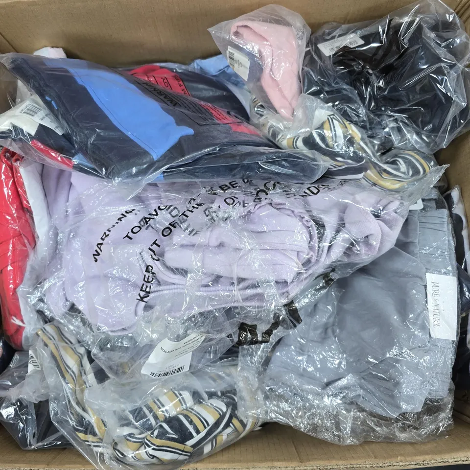 APPROXIMATELY 30 ASSORTED CLOTHING ITEMS IN VARIOUS SIZES, STYLES & COLOURS TO INCLUDE BRANDS SUCH AS ARCTIC STORM, MX THREE SIXTY, TAMSY, ETC - COLLECTION ONLY