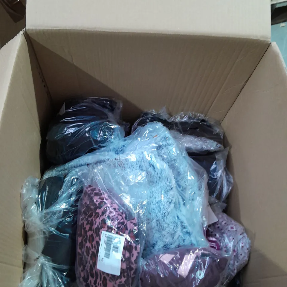 LARGE BOX OF ASSORTED CLOTHING ITEMS ALL IN DIFFRENT COLOURS AND SIZES 