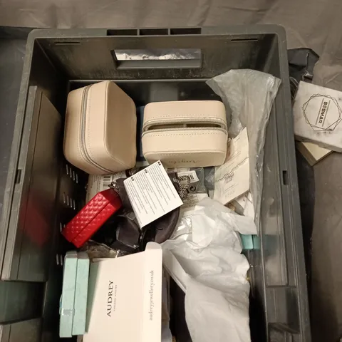 BOX OF APPROXIMATELY 15 ASSORTED JEWELRY ITEMS TO INCLUDE: MATCHBOX AND SOSMAR 