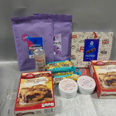 APPROXIMATELY 12 ASSORTED FOOD & DRINK ITEMS TO INCLUDE BETTY CROCKER PEANUT BUTTER COOKIE BROWNIE BARS MIX, WALKERS CHOCOLATE WALNUT WHIRLS, MYPROTEIN BARS, ETC