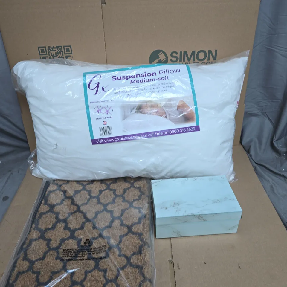 CAGE OF APPROXIMATELY 10 ASSORTED HOUSEHOLD ITEMS TO INCLUDE  - SUSPENSION PILLOW - DOOR MAT AND A JEWELLERY BOX