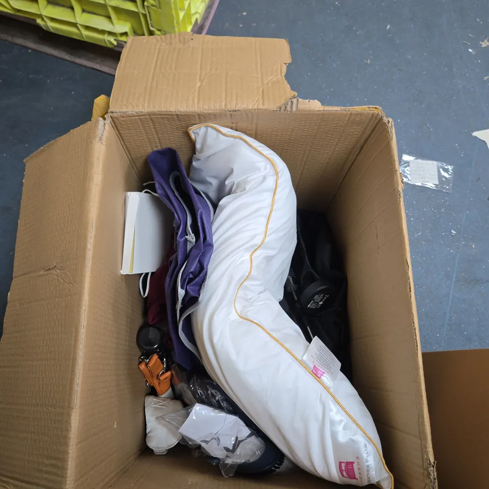 BOX OF ASSORTED HOUSEHOLD ITEMS INCLUDING MICROFIBRE BUFFING TOWEL AND NECK FAN