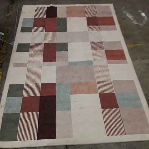 QUALITY DESIGNER AREA RUG // APPROX SIZE: 200 x 280cm