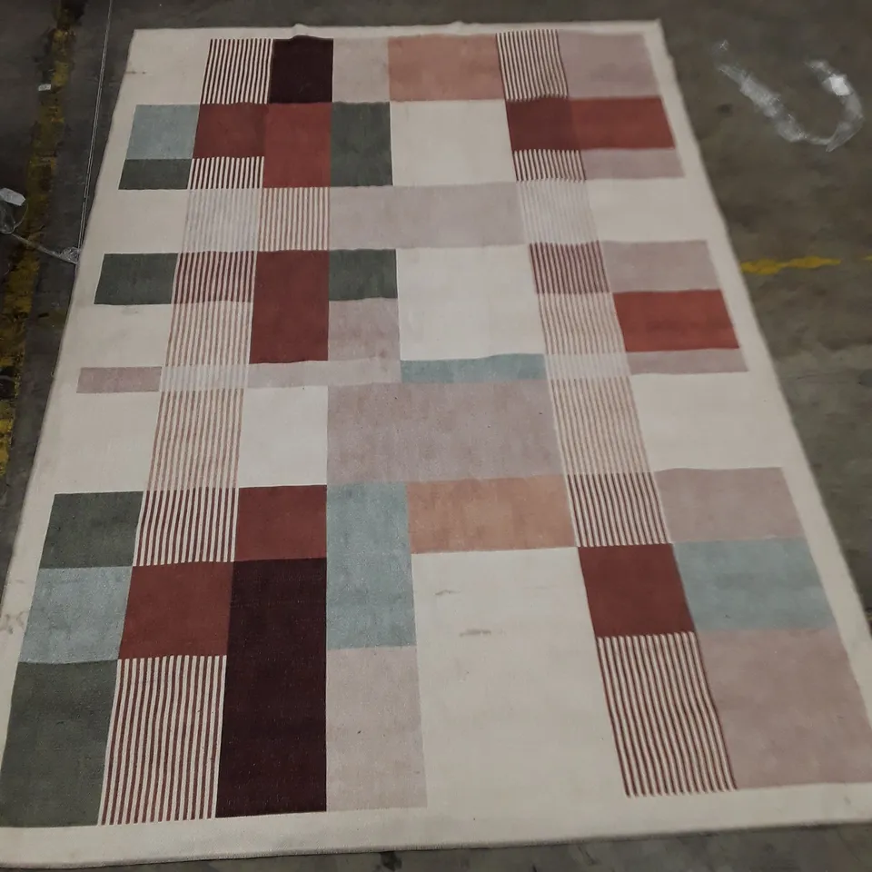 QUALITY DESIGNER AREA RUG // APPROX SIZE: 200 x 280cm