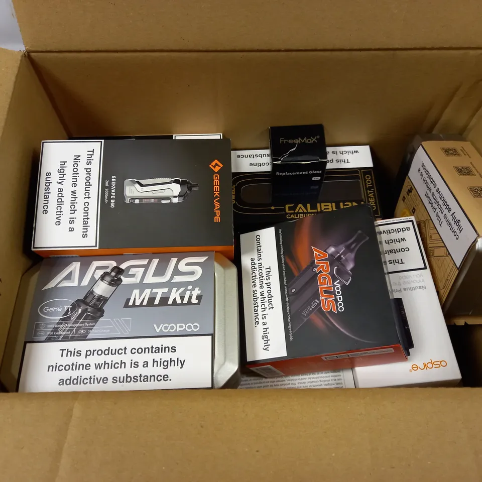 BOX OF APPROXMATELY 28 E-CIGARETTES AND LIQUIDS TO INCLUDE VOOPOO ARGUS MT KIT, GEEKVAPE B60 2ML, VOOPOO ARGUS, ETC