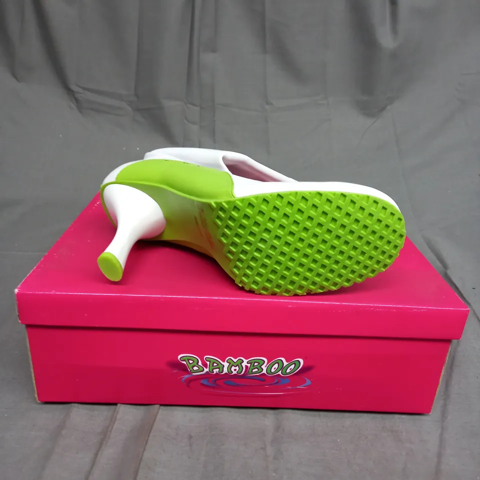 BOXED BAMBOO LEATHER BALLER HIGH HEEL SHOES IN GREEN AND WHITE SIZE 8