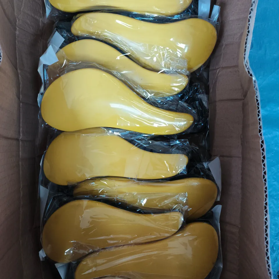 APPROXIMATELY 15 PLASTIC HAIRBRUSHES IN YELLOW/BLACK 