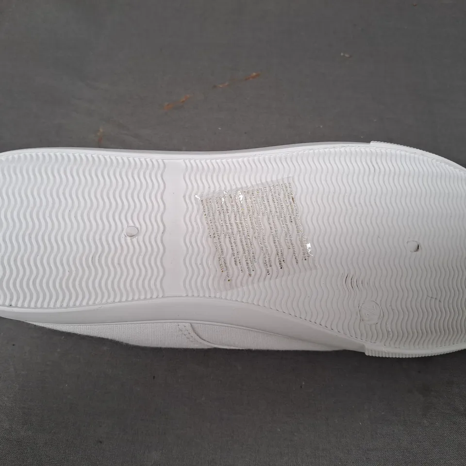 BOX OF APPROXIMATELY 10 PAIRS OF DESIGNER SHOES IN WHITE IN VARIOUS SIZES