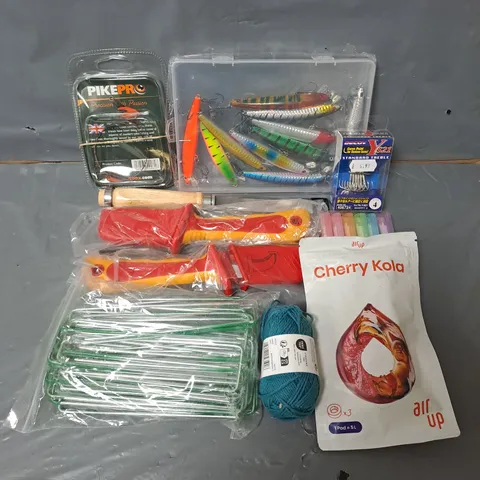 APPROXIMATELY 20 ASSORTED HOUSEHOLD ITEMS TO INCLUDE AIR UP POD, COLOURED PENS, STRING, ETC
