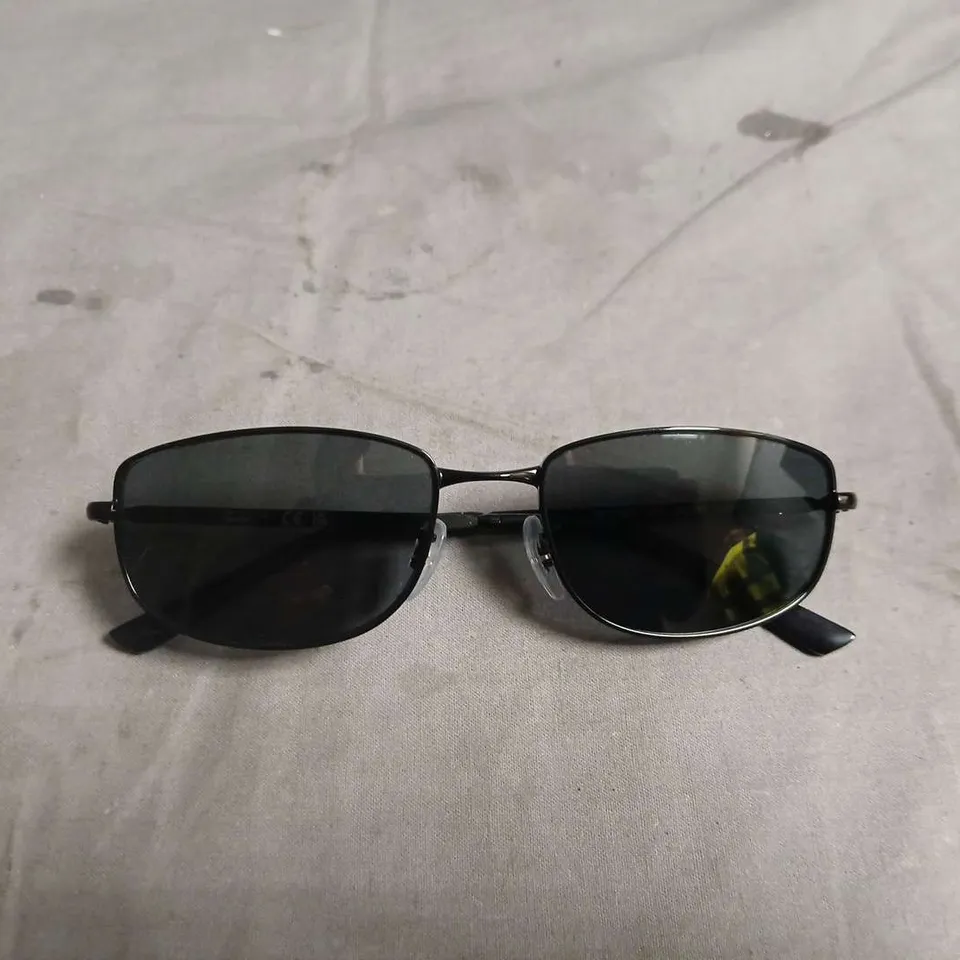 RAY-BAN SUNGLASSES WITH CASE